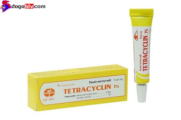 Điều trị gà bị sưng mắt bằng thuốc bôi Tetracyclin 